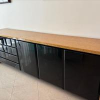 Mobile basso in legno radica per salone/soggiorno.