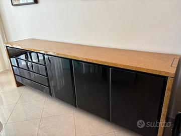 Mobile basso in legno radica per salone/soggiorno.