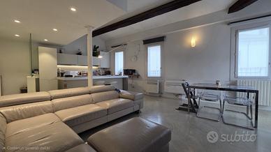 RAFFINATO TRILOCALE MANSARDATO IN CENTRO STORICO