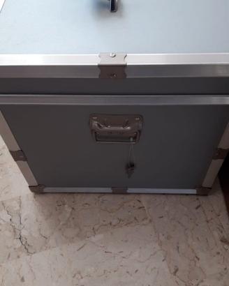 bauletto +valigia metallo con chiavi