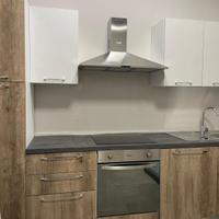 Cucina con elettrodomestici