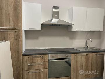 Cucina con elettrodomestici