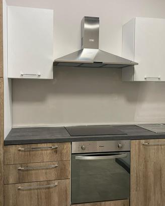 Cucina con elettrodomestici