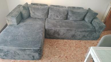 divano con penisola  che si stacca