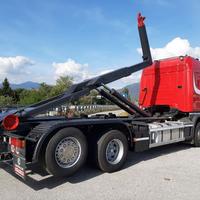 Autocarro con gancio scarrabile