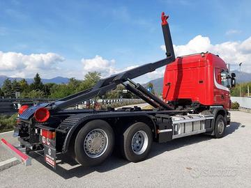 Autocarro con gancio scarrabile