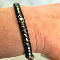 Bracciale con pietre pirite e teschio Mychau