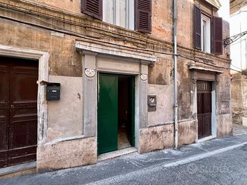 Zagarolo: locale magazzino centro paese