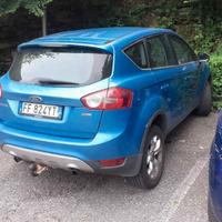 Kuga 4x4 con gancio di traino