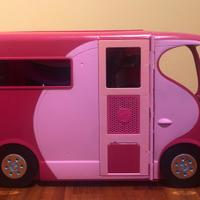 Camper, barbie, vestiti e cibo