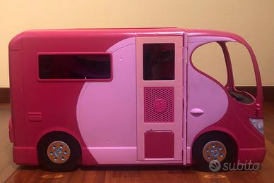 Camper, barbie, vestiti e cibo