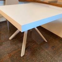 Tavolo nuovo bianco in forma quadrata