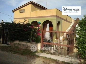 Villa di 230 m² con più di 5 locali e box auto a N