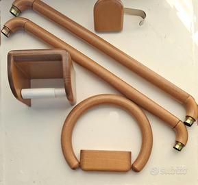 Set di accessori per il bagno in legno.