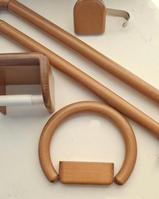 Set di accessori per il bagno in legno.
