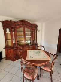 Mobile sala in legno di noce e tavolo con sedie