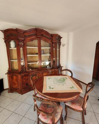 Mobile sala in legno di noce e tavolo con sedie