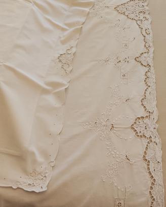 Completo letto in cotone con ricco ricamo