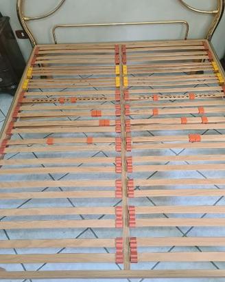 rete matrimoniale a doghe in legno con struttura