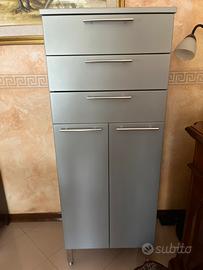 Mobile a 2 ante e 3 cassetti, grigio argentato.