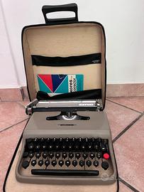 Macchina da scrivere vintage Olivetti Lettera 22 c