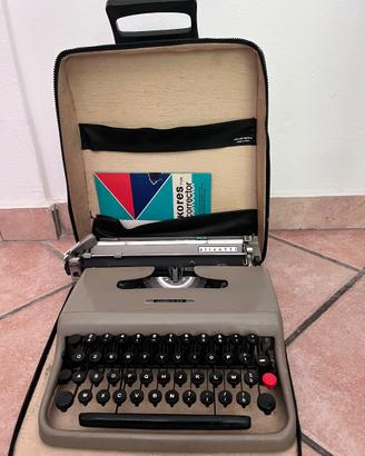 Macchina da scrivere vintage Olivetti Lettera 22 c
