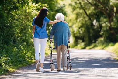 Giovane badante si offre per aiutare anziana h24