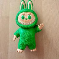 Art toy in stile Labubu dipinto a mano
