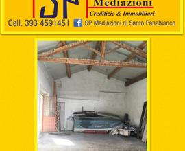 Su strada con tetti alti