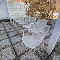 Tavolo in legno con 8 sedie in metallo verniciato