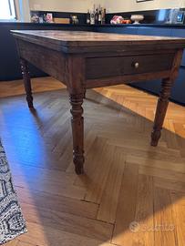Tavolo in legno fine 800 piemontese