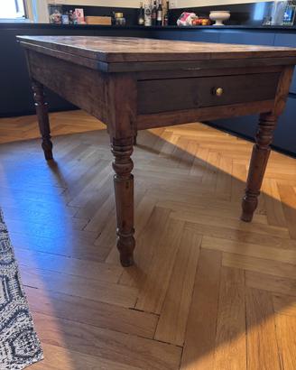 Tavolo in legno fine 800 piemontese