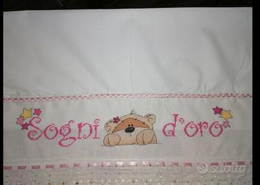 lenzuolino per culla ricamato a mano