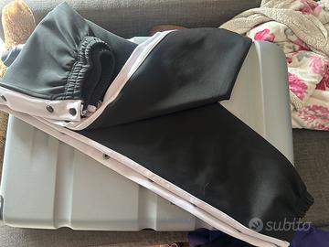 Pantaloni tuta con bottoli ai lati