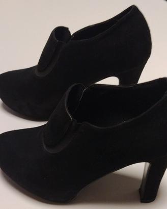 Scarpa nera scamosciata