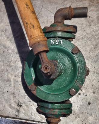 Pompa a mano in ghisa da giardino vintage