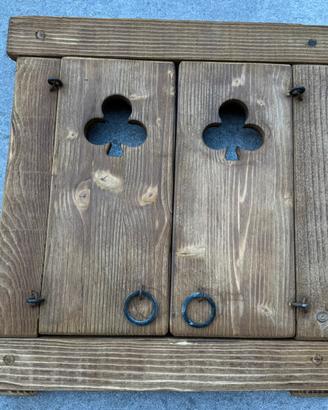 Finestrella con scuri traforati. Fiori