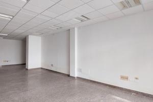 Locale commerciale/ufficio nella via Carlo Felice