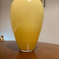 vaso in vetro giallo traslucido