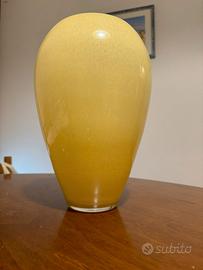 vaso in vetro giallo traslucido