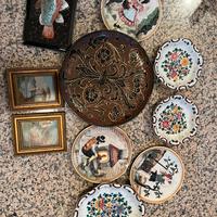 Oggetti piatti e quadretti vintage