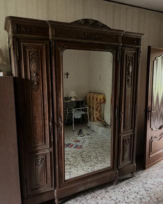 Armadio in noce, di provenienza dalla francia