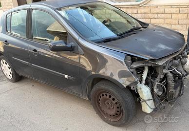 Renault clio 3 serie 1,5 dci 85cv incidentata
