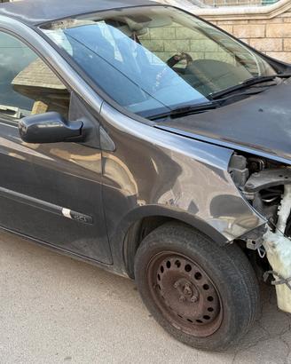Renault clio 3 serie 1,5 dci 85cv incidentata