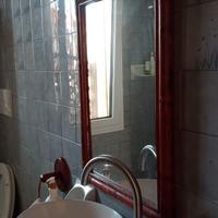Specchiera e set bagno vintage in vimini