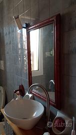Specchiera e set bagno vintage in vimini