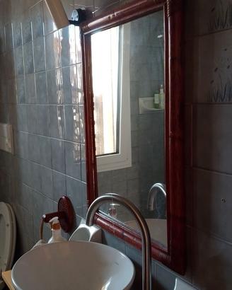 Specchiera e set bagno vintage in vimini
