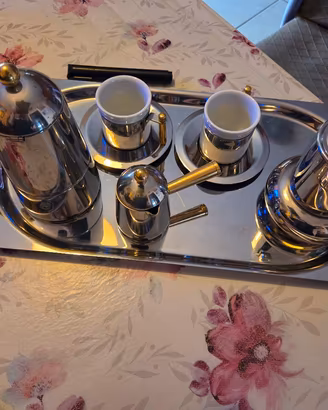  caffettiere , lattiera ,vassoio. tazzine ,lavazza