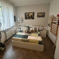 Letto matrimoniale e comodini