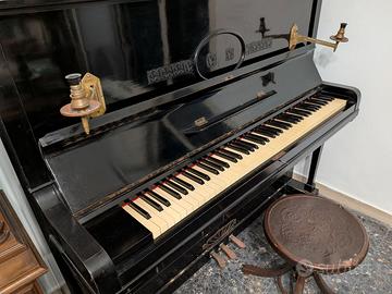 Pianoforte d'Epoca Verticale con Candelabri